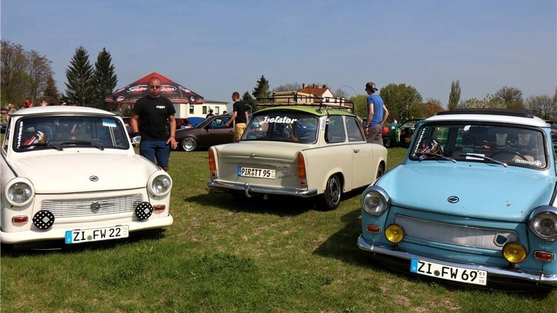 Die drei DDR-VWs der Marke Trabant waren auf dem Außengelände der Ausstellung zu besichtigen ...