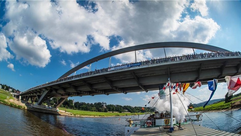 Während der Eröffnungsfeier am Wochenende standen Besucher auf der Waldschlößchenbrücke, während darunter das Dampfschiff "Leipzig" durchfuhr.