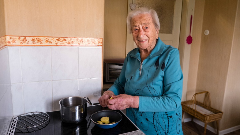 In der Küche braucht Herta Born keine Unterstützung: Sie steht noch selbst am Herd. An diesem Donnerstag wird sie 100 Jahre alt.