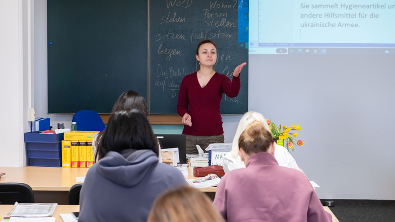 Maria Wohsmann vermittelt ausländischen Schülern der Bildungsstätte DPFA in Großenhain die deutsche Sprache. Heute unterhalten sie sich über das Ehrenamt.