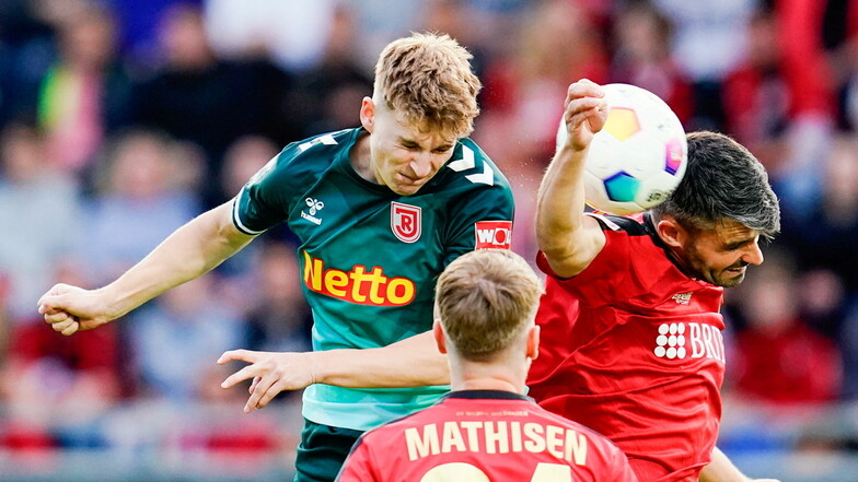 Regensburgs Dominik Kother (l.) und Wiesbadens Sascha Mockenhaupt kämpfen um den Ball.
