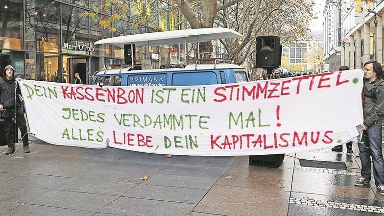 Mit Transparenten und einer Kleidertauschbörse protestierten mehrere Organisationen gegen Konsumrausch und Wegwerfmode in der Dresdner Innenstadt.
