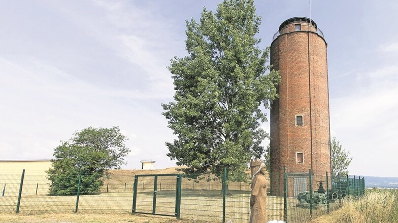 Geschützt und noch gesperrt: der Wasserturm auf der Kleinsedlitzer Höhe.