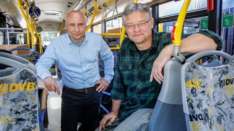 Der Unternehmer Stefan Schandera und sein Freund Holger Zastrow in einem der drei Busse, die nun in Butscha ihren Dienst leisten.