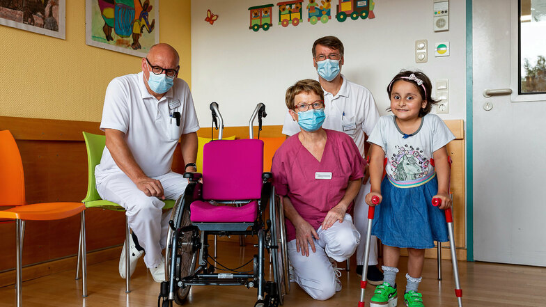 Safia kam mit schweren Beinverletzungen ins Freitaler Krankenhaus. Die Chefärzte Lars Thomaschewski (li.) und Daniel Stadthaus sowie Schwester Angelika versorgten die Fünfjährige.