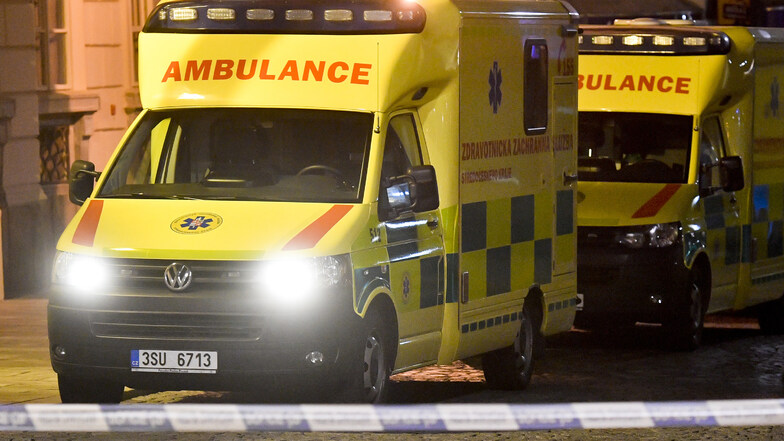 Rettungswagen fährt Fußgängerin in Tschechien tot