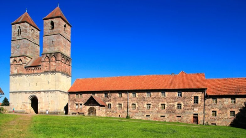 Das Zisterzienserkloster in Veßra - Ein geschichtsträchtiges Relikt in Thüringen, das Besucher mit seiner mystischen Aura und beeindruckenden Architektur fesselt.