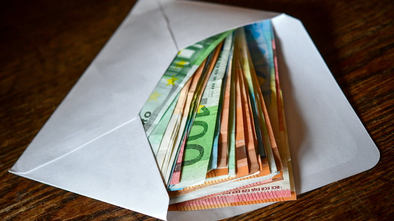 Mehrere Tausend Euro an Bargeld sind aus einem Tresor in Neueibau verschwunden.