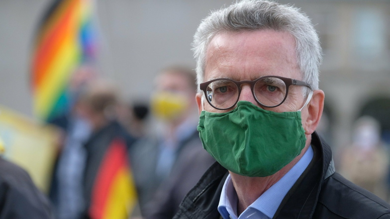 Hier bei einer Anti-Pegida-Demo im Oktober in Dresden: Karl Ernst Thomas de Maizière. (66). Der frühere CDU-Bundesinnenminister ist seit 2009 für den Landkreis Meißen im Bundestag. Im Herbst nächsten Jahres stellt er sich nicht erneut zur Wahl.