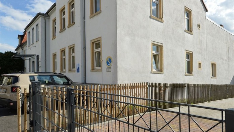 Das Haus in der Harmoniestraße 6 soll abgerissen werden. Das Grundstück kann dann als Schulgelände mit genutzt werden.