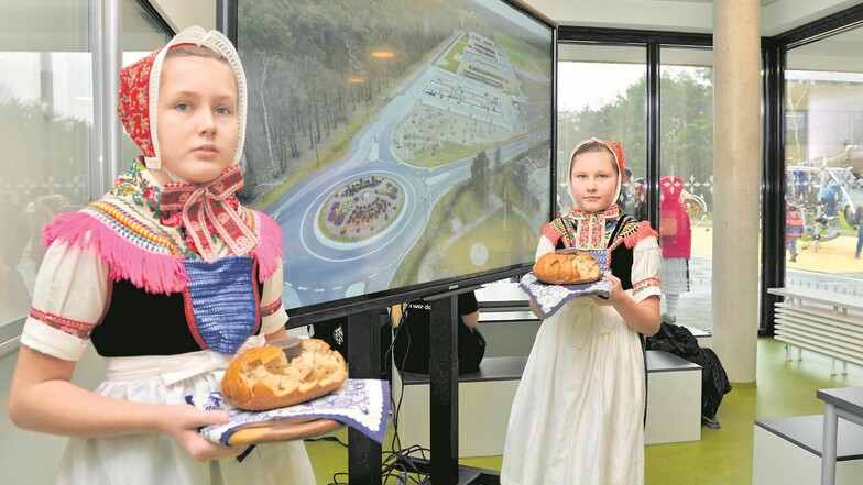 Echt sorbisch mit Brot und Salz begrüßten Marleen und Lara die Gäste im Schulkomplex: Grund- und Oberschule, Hort, Sporthalle.