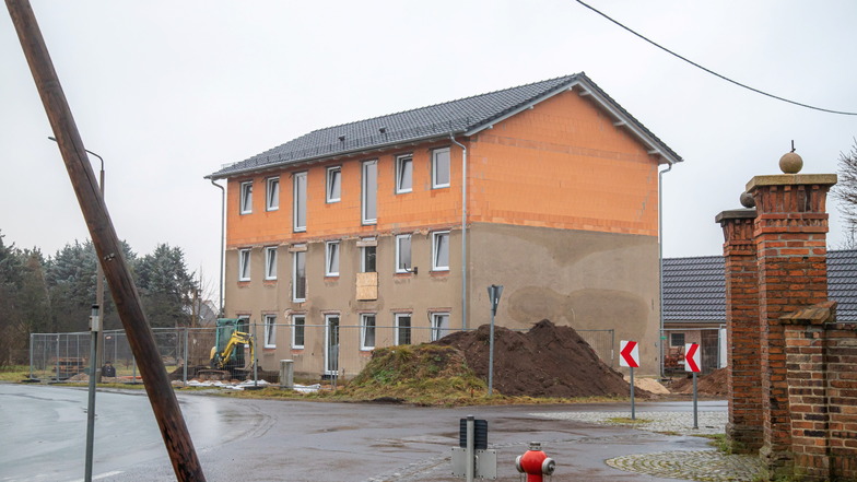 Das mehrere Jahre leer stehende Gebäude an der Görlitzer Straße in Horka soll Mitte nächsten Jahres fertig saniert sein. Großvermieter Wobag aus Niesky investiert hier.