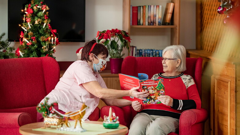 211222 Weihnachtszeit in der Pflege mit Herz in Hartha, Katrin Erichson mit Frau Thea Bochmann.
Foto: LKW