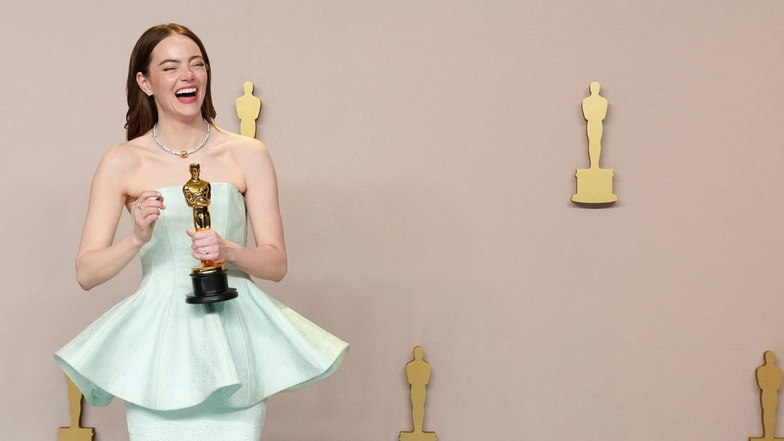 Emma Stone mit dem Preis für die beste Leistung einer Schauspielerin in "Poor Things"