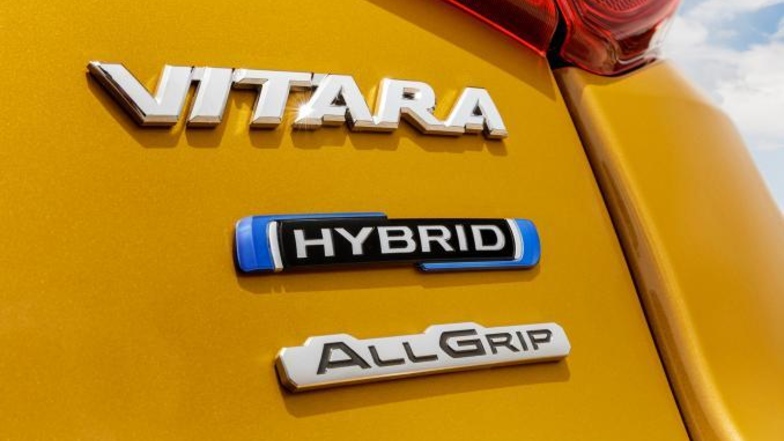 Herzstück des Vitara Vollhybrid ist ein 24 kW starker Elektromotor, der nicht nur den neuen
1,5-Liter-DUALJET-Vierzylinder-Benzinmotor mit 75 kW (102 PS) beim Beschleunigen
unterstützt, sondern den Vitara auch allein antreiben kann.