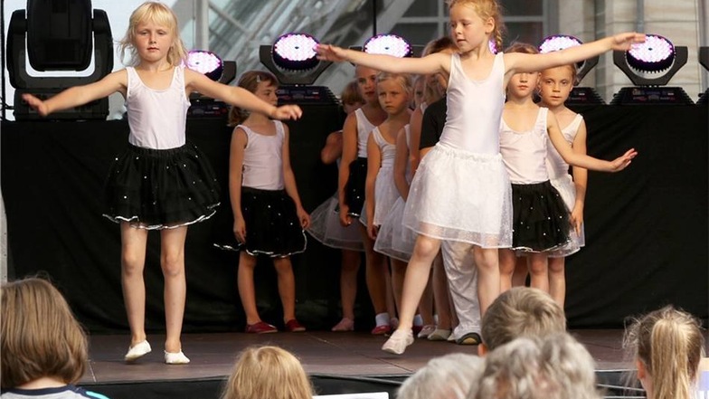 An der kleinen Bühne am Mannheimer Platz gibt es rund um die Uhr ein buntes Programm.