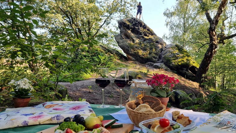 Picknick an der Kaiserkrone: Auf dem markanten Fels am Fuße des Berges postierte Friedrich seinen "Wanderer über dem Nebelmeer".