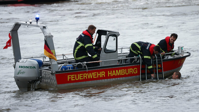 Die Feuerwehr Hamburg führt eine "Personenrettung aus der Elbe" vor.