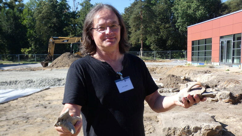Hans-Peter Vietze leitete die Ausgrabungen auf dem Gelände, auf dem in Baruth nun ein Anbau für die künftige Oberschule entstehen soll, rechts im Bild die neue Turnhalle.