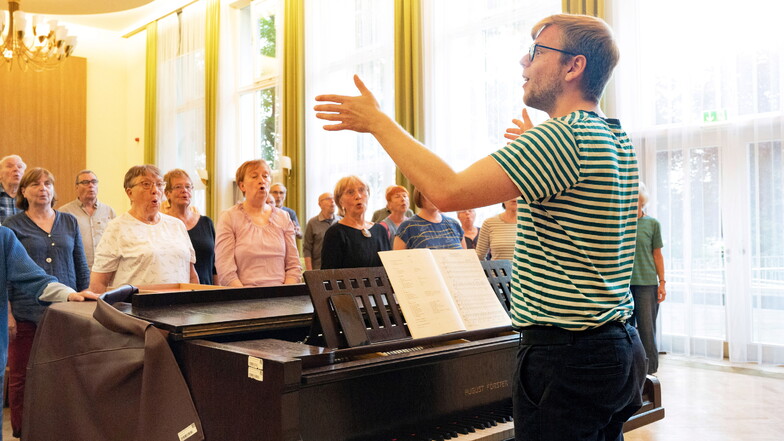 In der Aula des Marie-Curie-Gymnasiums probt der Dresdner Chor Concentus Vocalis wöchentlich. Für das Jubiläumskonzert wird die Kantate "Carmina Burana" geprobt, die stimmgewaltig ist.