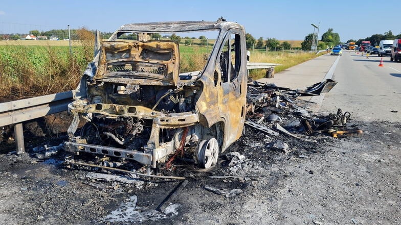 Auf der A14 zwischen Döbeln Nord und Leisnig ist ein Wohnmobil in Flammen aufgegangen.