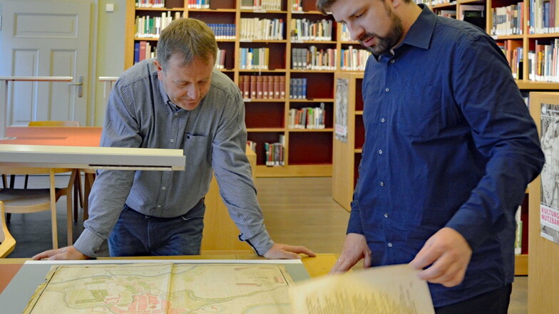 Jan Bergmann-Ahlswede (rechts), hier beim Studium von historischem Kartenmaterial und Akten in den Görlitzer Sammlungen, leitet jetzt das Nieskyer Museum.