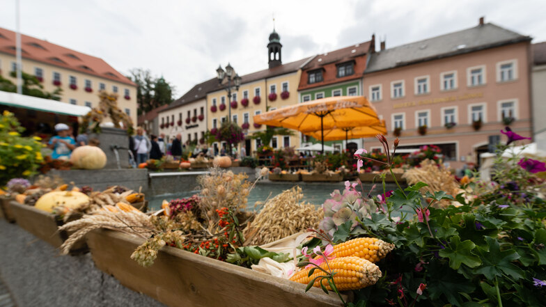 Herbstlich geschmückt. Wird in Stolpen gefeiert, dann bekommt auch der Brunnen am Marktplatz ein neues Gesicht.