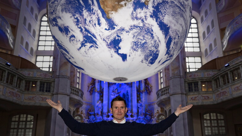 Alles eine Frage der Perspektive: Der britische Künstler Luke Jerram am Freitag unter seinem sieben Meter großen Kunstprojekt „Gaia“.