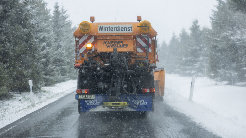 Wintereinbruch im Erzgebirge: Neuschnee sorgt für Verkehrsprobleme