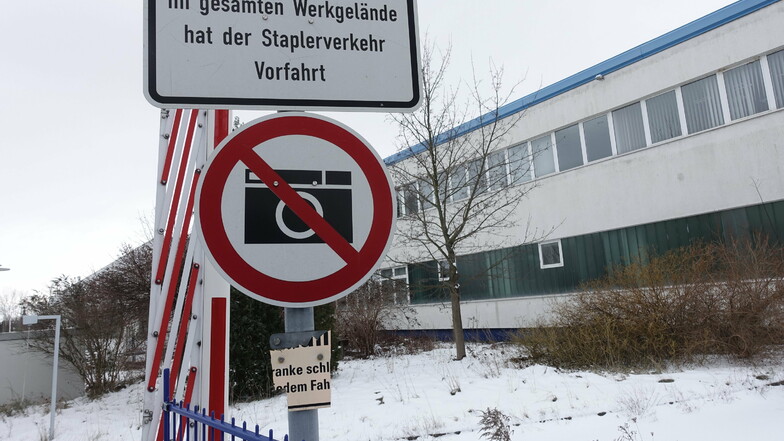 Schilder aus früheren Tagen: Bis 2014 wurden bei Autoliv an der Eichbergstraße Sicherheitsgurte und Gurtstraffer hergestellt. Dann machte der Freistaat eine Erstaufnahmeeinrichtung daraus.