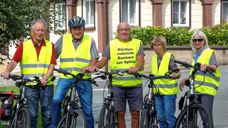 Sie gehören zu den "Rüstigen, radelnden Rentnern aus Spitze". Heidrun und Frank Geißler (2. u. 3. v. r.) halten die Fäden in der Hand, Wilfried Flammiger (l.) ist mit seinen 89 Jahren der älteste.