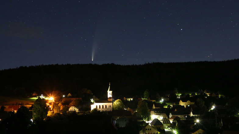 Zu erkennen am dünnen Schweif: Komet Neowise über dem Nachthimmel von Saupsdorf.