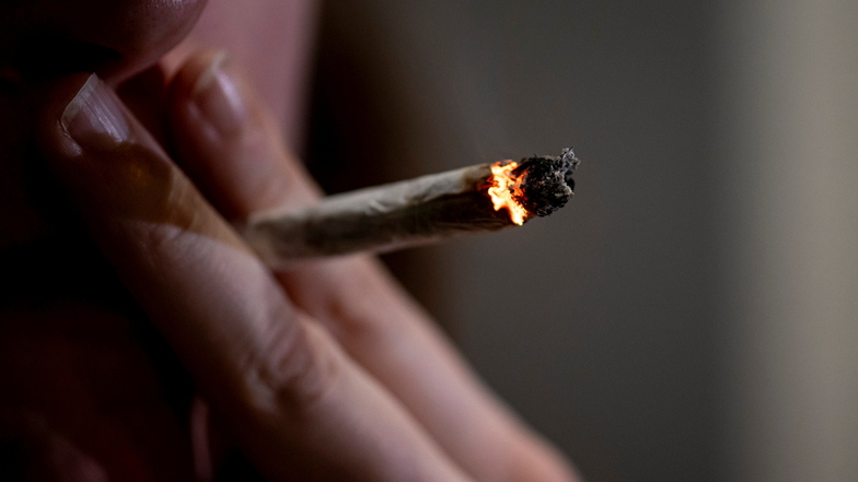 Einen Joint zu rauchen, ist in Deutschland illegal - noch.