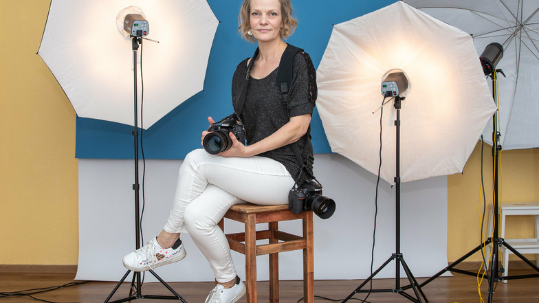 Diesmal dort, wo sonst ihre Kunden sitzen, nämlich vor der Kamera: Fotografin Katja Sandig.