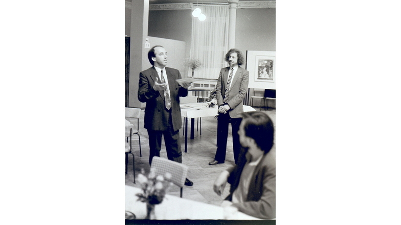 Das Bild zeigt Hanno Schmidt im Jahr 1990, gemeinsam mit dem damaligen Ravensburger Oberbürgermeister Hermann Vogler, beim Abschluss der Städtepartnerschaft Ravensburg-Coswig.