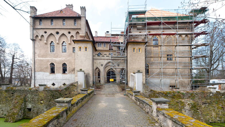 Teile des Schlosses Seifersdorf werden derzeit aufwendig saniert. Ein Gebäudeflügel ist eingerüstet.