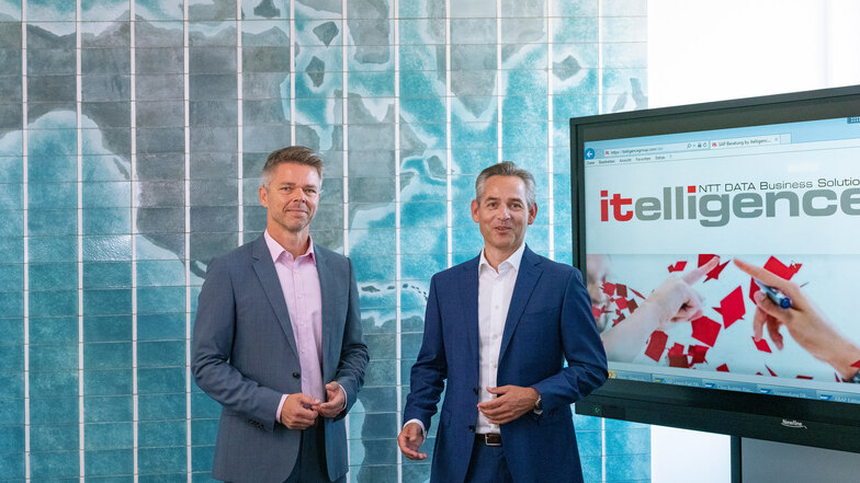 Denkmalschutz statt Disruption: Die Itelligence-Manager Lars Janitz und Norbert Rotter vor einer Porzellan-Weltkarte.