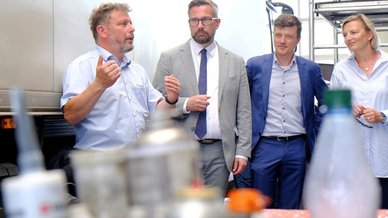 Unternehmer Nico Riefling erklärt Wirtschaftsminister Martin Dulig die Pläne für die neue Werkstatt. Meißen unterstützt das Projekt, so Bürgermeister Markus Renner. Initiatorin des Austauschs war CDU-Landtagsabgeordnete Daniela Kuge (v.l.n.r.).