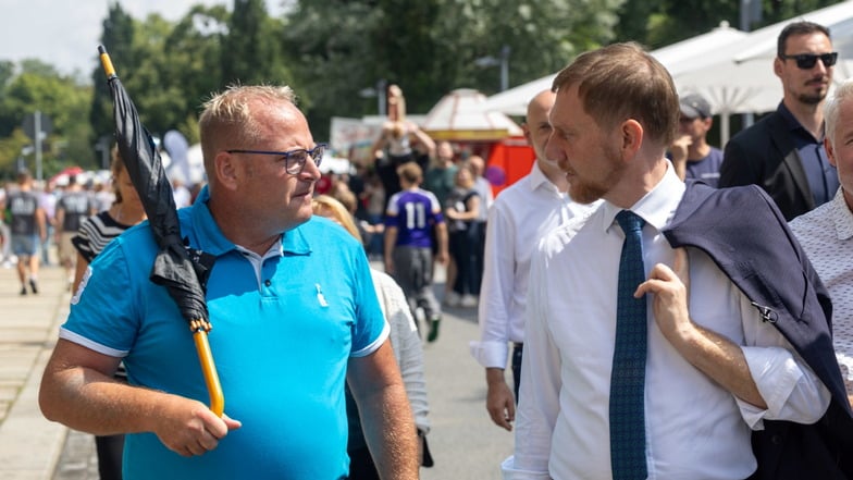 Am Tag des "offenen Regierungsviertels" unterhält sich ein Besucher mit Ministerpräsident Michael Kretschmer (CDU).