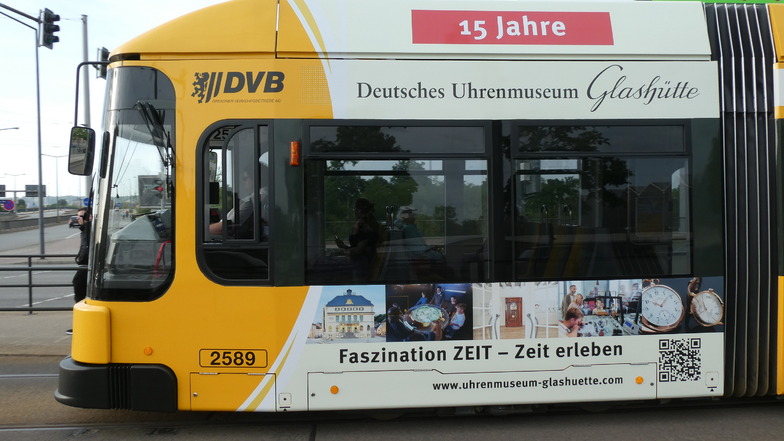 Seit einigen Tagen ist in Dresden eine Straßenbahn mit einer Werbung des Uhrenmuseums Glashütte unterwegs.