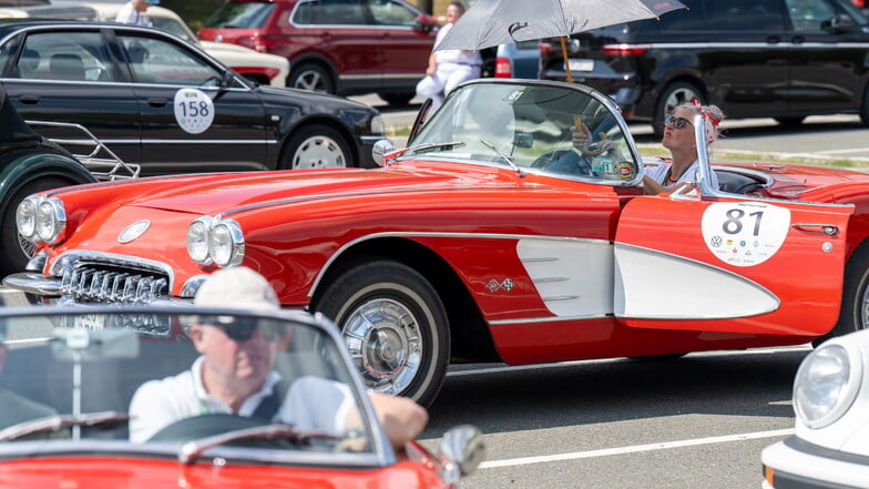 Tina Groh aus Thüringen startet im Chevrolet Corvette von 1961 bei der Sachsen Classic in Zwickau.