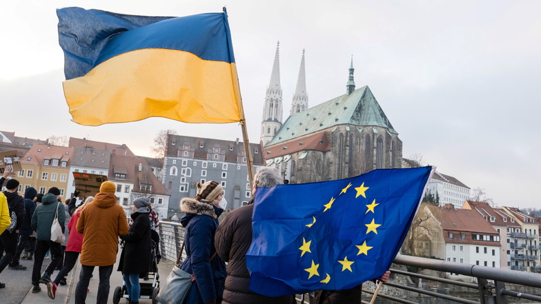 Ukraine- und Europaflaggen auf der Görlitzer Altstadtbrücke, während Hunderte am Sonntagnachmittag ihre Solidarität mit der Ukraine zum Ausdruck bringen.
