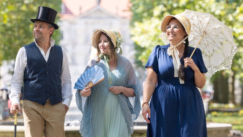 Wo sind die größten Fans? Marco Tiedemann (links), Anna Porseva (Mitte) und Simone Trommer-Tiedemann (rechts) sind Teil der Caspar-David-Friedrich-Stadtwette Greifswald gegen Dresden.