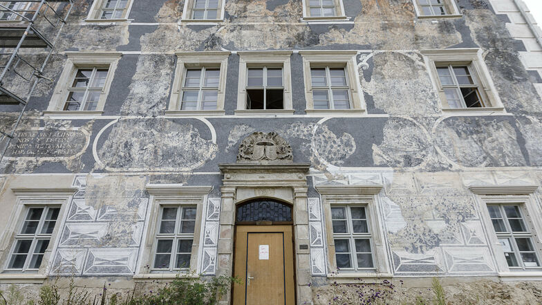 Alt und neu vereint: Die wertvolle Sgraffito-Fassade von Schloss Ober-Neundorf präsentiert sich heute in einem beeindruckenden Zustand.