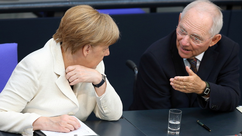 2016: Wolfgang Schäuble mit Angela Merkel im Deutschen Bundestag