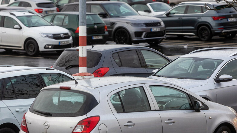 Zu viele Autos in Freital: Mancherorts werden die Parkplätze knapp.