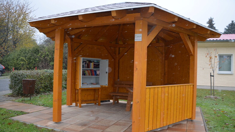 Ein Pavillon mit Bücherbox vor dem Dorfladen – gebaut dank eines Friedersdorfer Unternehmens.