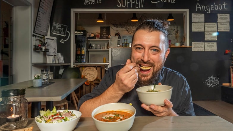 Heute gibt es in der Soulfood Suppenbar von Martin Gröger in Radeberg Französische Kartoffelcreme-Suppe, Tomaten-Kokos-Suppe mit Fisch und Chefsalat.
