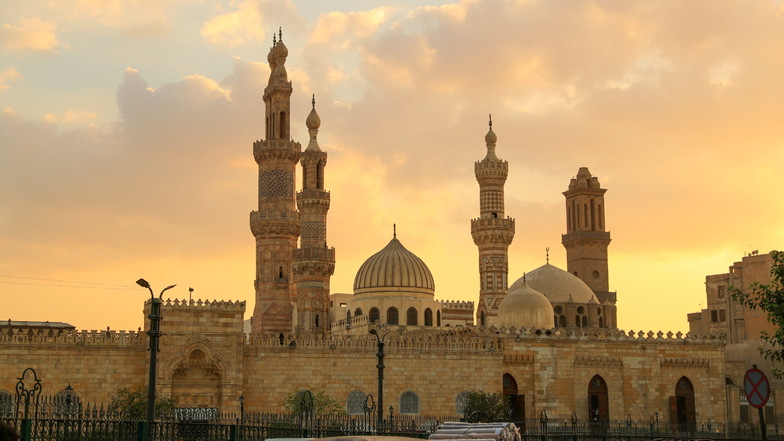 Die Sonne geht hinter der Al-Azhar-Moschee in Kairo unter.