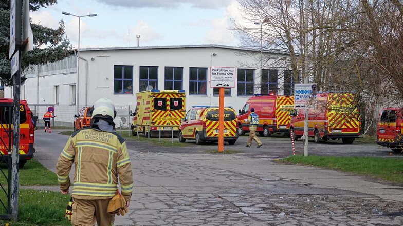 Brand in Dresdner Sportwagen-Montagehalle: Sechs Personen ins Krankenhaus eingeliefert